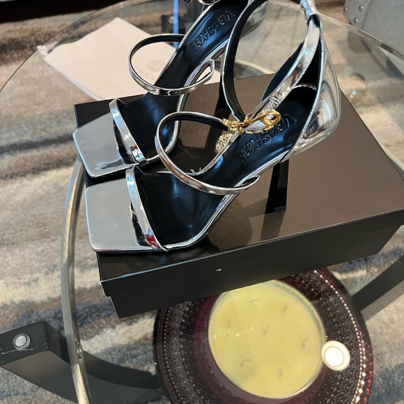 Brand New Versace Sandals Size 39. Comes with Box and Dust Bag. - Picture 2 of 8